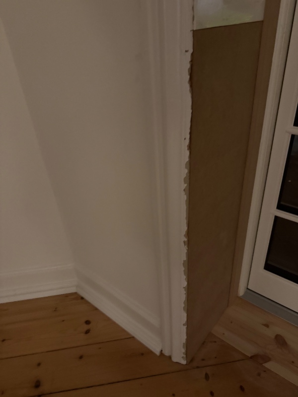 Male mdf gerigt hvor vindue er skiftet ud med altandør, derefter opsætte rullegardin og flytte møbler