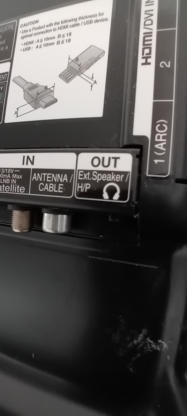 Høretelefon udgang bag på tv'et (minijack stik)