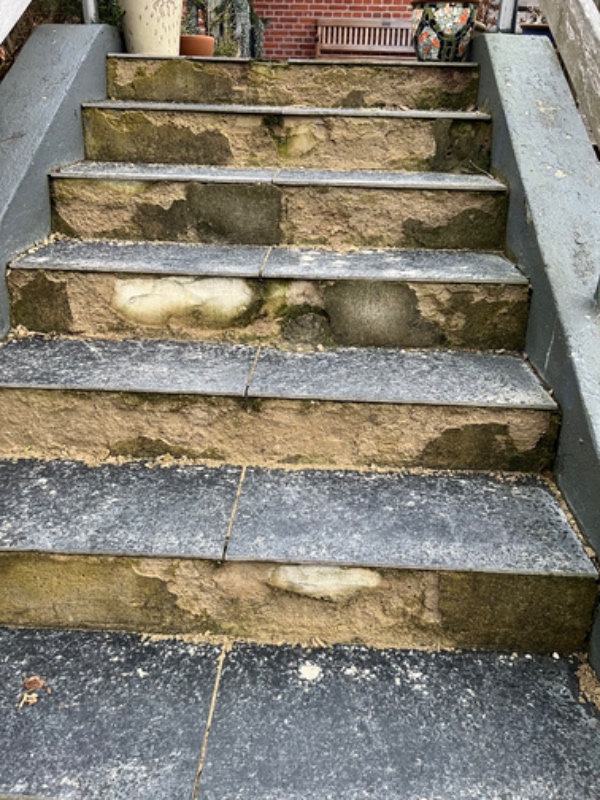 Om murer trappe, efter dårligt arbejde af murer.