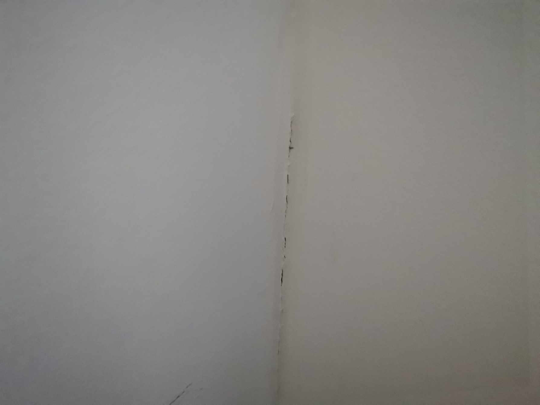 Fjerne gamle fuger ved vægkant og loft kant samt nye flotte og holdbare fuger