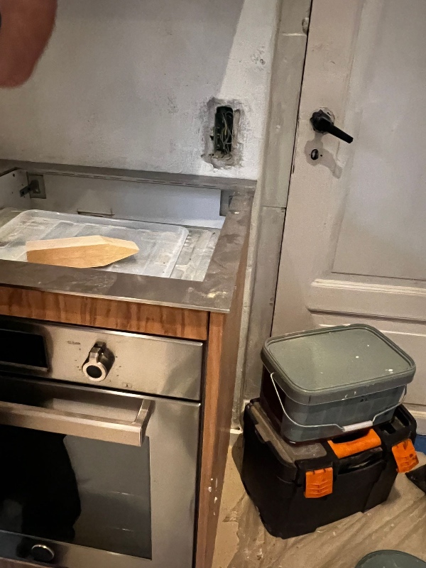 Lodning af ledning i væg