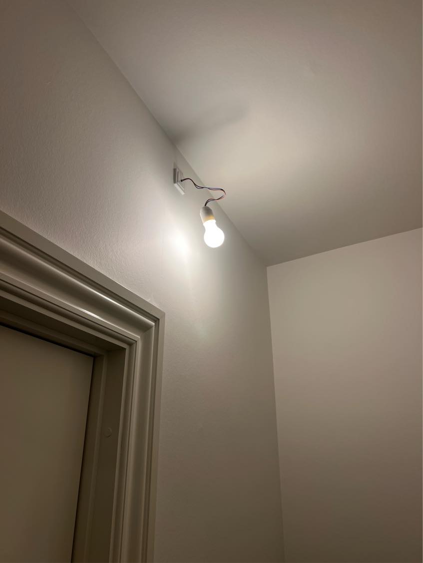 opsætning af 3 lamper i lejlighed. Den ene lampe er i gangen på vægen og så er der 2 lamper i loft.