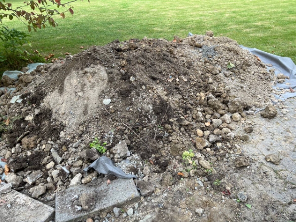 Fjerne jord og byggemateriale affald.