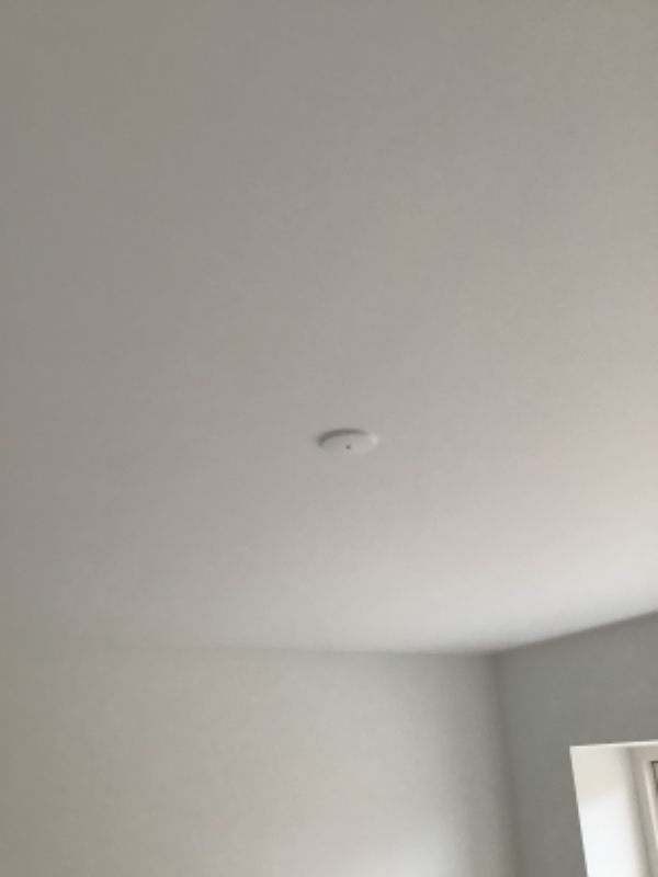 Opsat lamelgardiner i stue , soveværelse og værelse. Lamper i stue og køkken og gang og soveværelse.