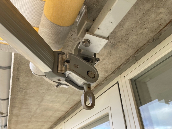 Vores markise hænger skævt og vi vil gerne have skiftet stoffet. Kan det betale sig at reparere