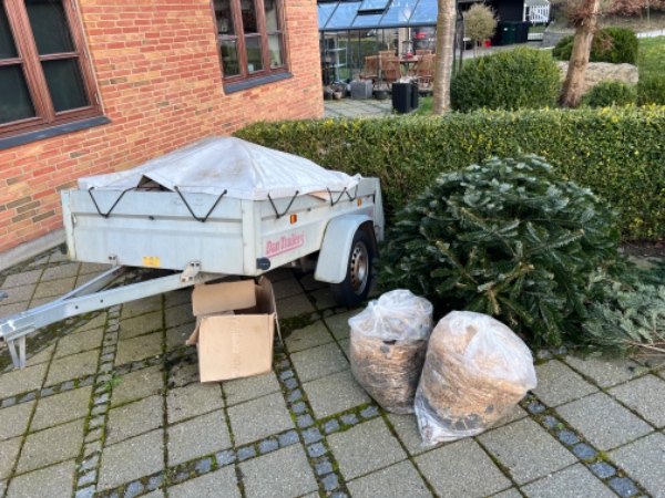 Vækkørsel af diverse blandet trailer affald