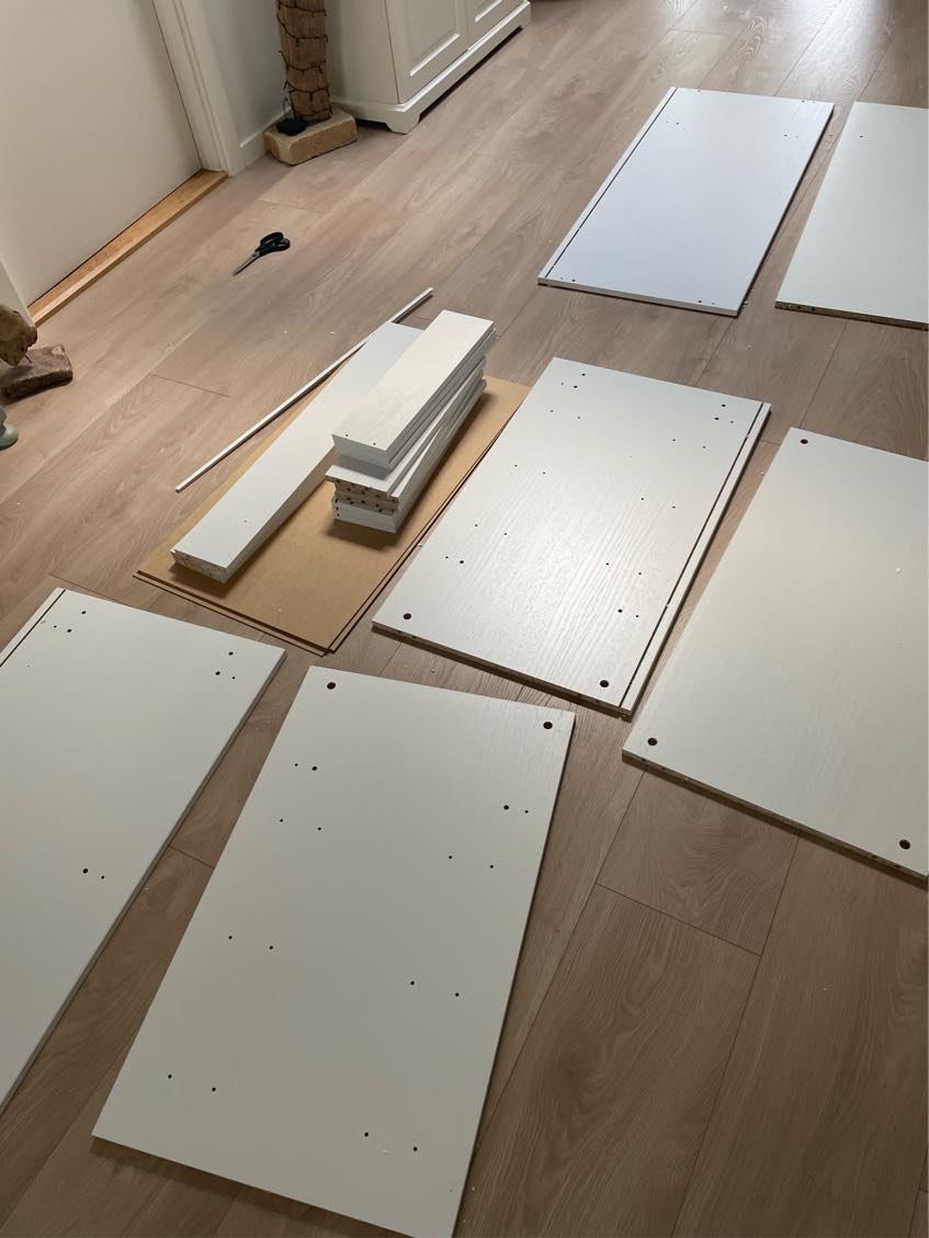 Samle en kommode, med mange dele. Manualen er ikke ret god, synes jeg