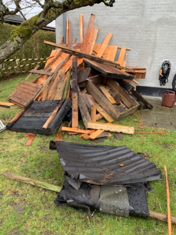 Afhente nedrevet skur