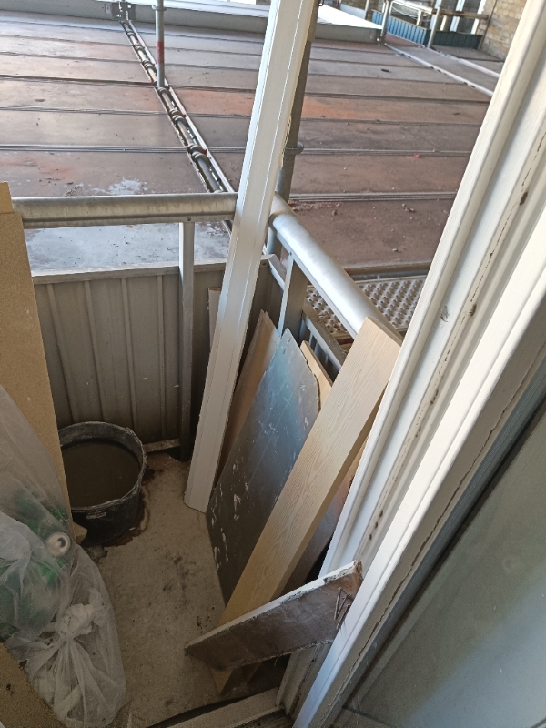 Afhentning af blandet affald plus to Ikeareoler.