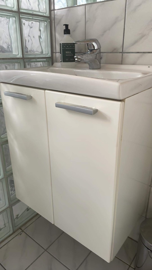 Montering af badeværelse håndvask og skab, afmontering af gammel