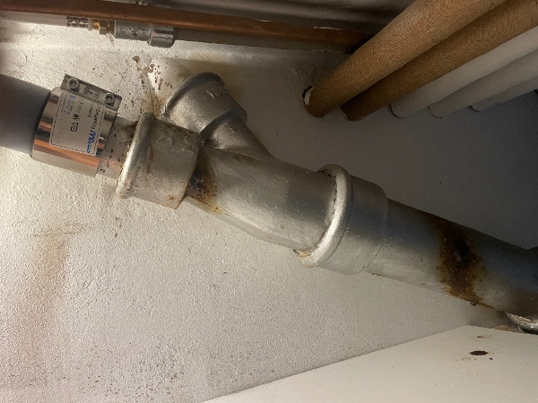 VVS: Skift af radiator-ventiler og -termostater samt udskiftning af 4 rør