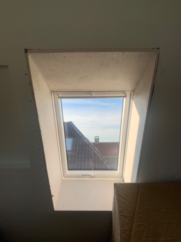 Maling og spartling af vindueskarme.