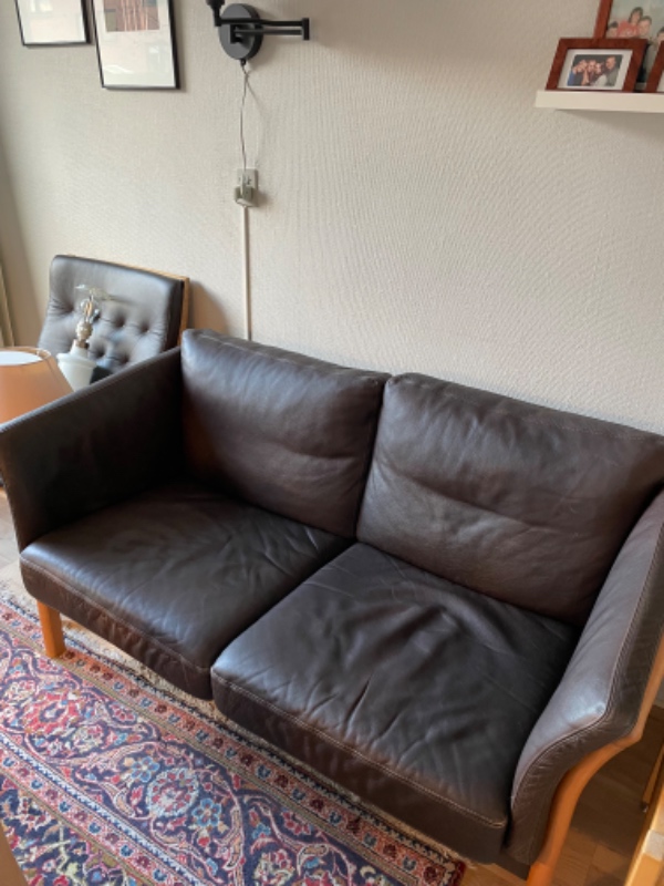 Hentet 2 Pers sofa (let spinkel) fra Kastrup til Købmagergade 23 1150 kbh k