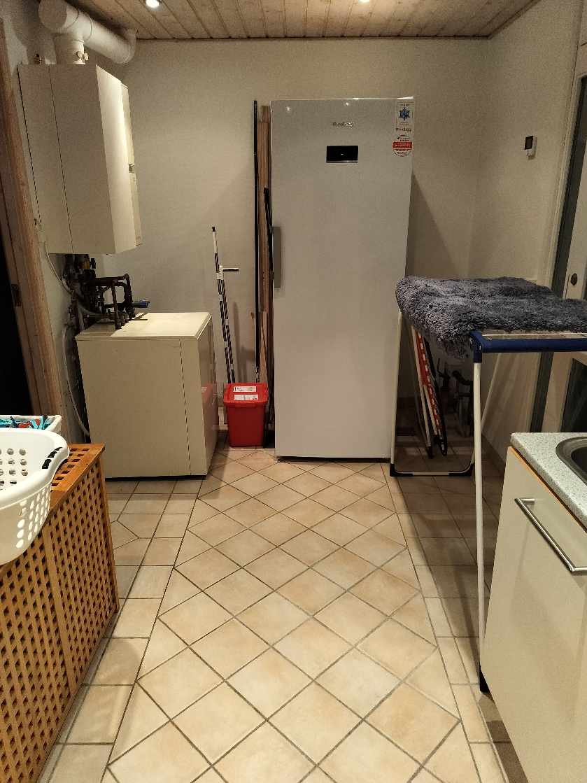 Rensning af klinker på 2 stk. badeværelser samt bryggers