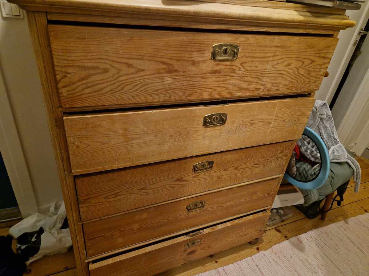 Flytte en tunge kommode, et afmonteret skabe til skrald og aflevering et skrivebord samt en stole til genbrugsbutik