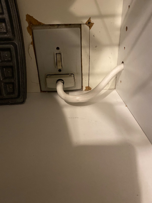 Vaskemaskine og tørretumbler skal tilsluttes samme kraftstik (70’er type), som skal opdateres. Det samme gælder for komfur. Opgave: ny dåse/stik.