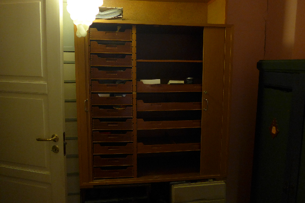 Bortskaffelse af 5 reoler og 2 skabe