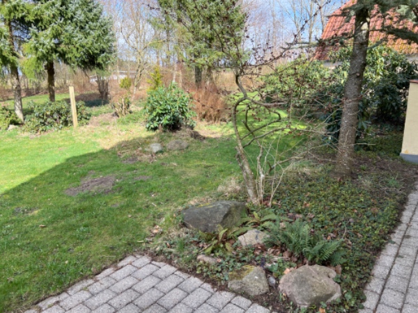 lugning i bede og lave kant mellem bede og græsplæne