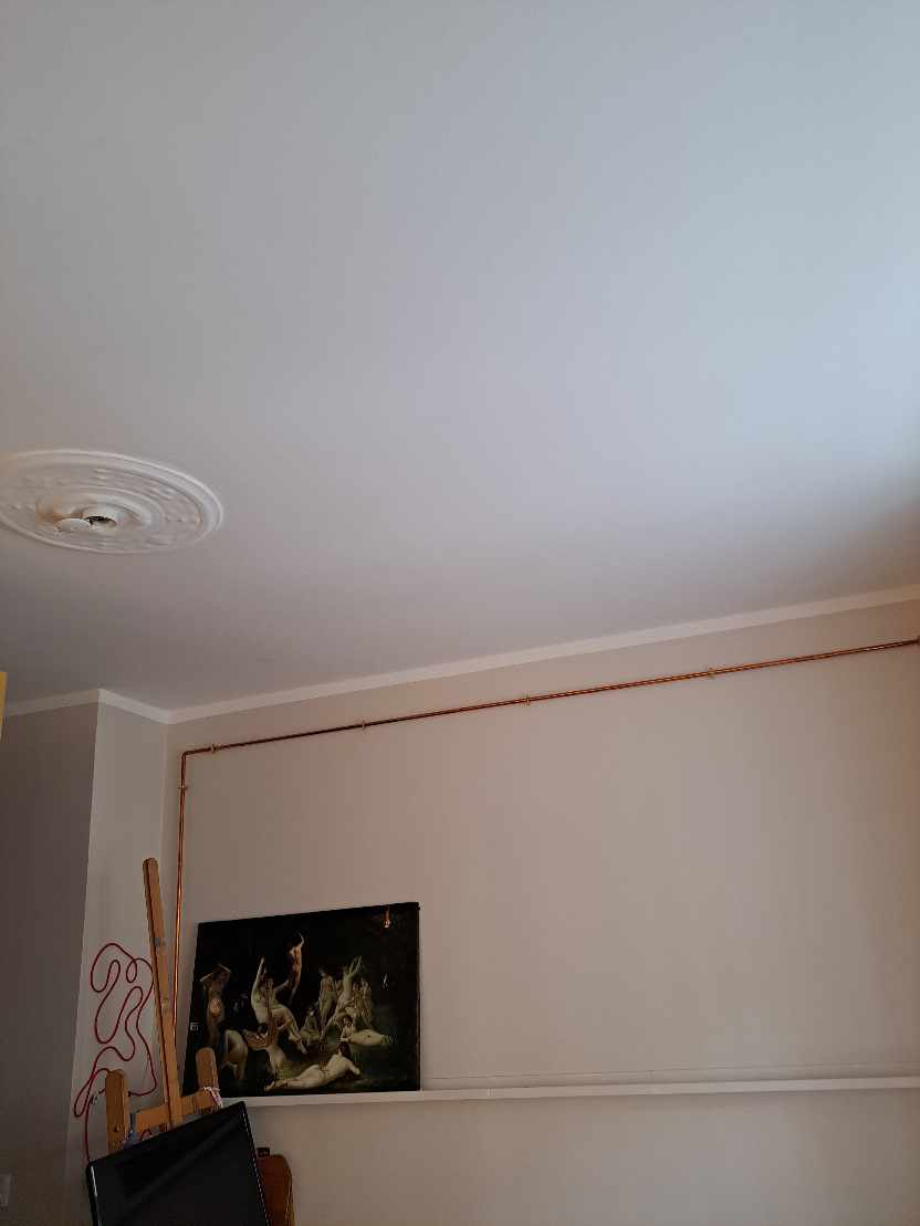 Flytte skabe og sat gardinstænger op