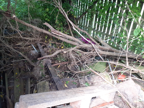 haveaffald og tømning af affald i 2 mindre skure