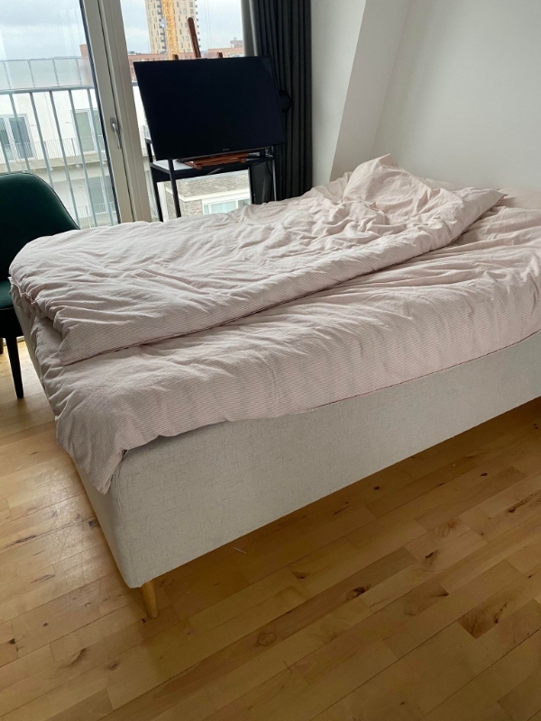 Hjælp til at flytte seng og to skabe ned til storskrald fra 6. sal