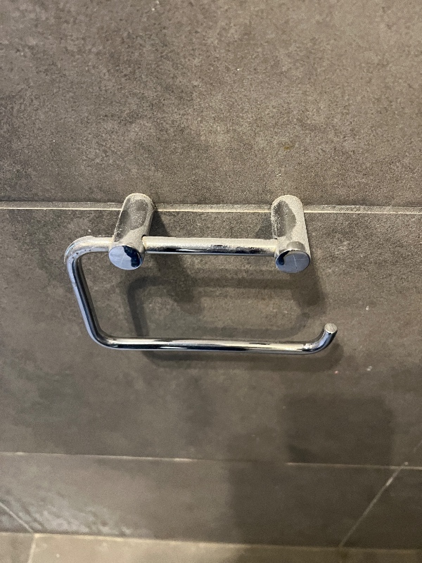 Afmonter 2 x blandingsbatteri, håndvask, toiletpapirholder og knager