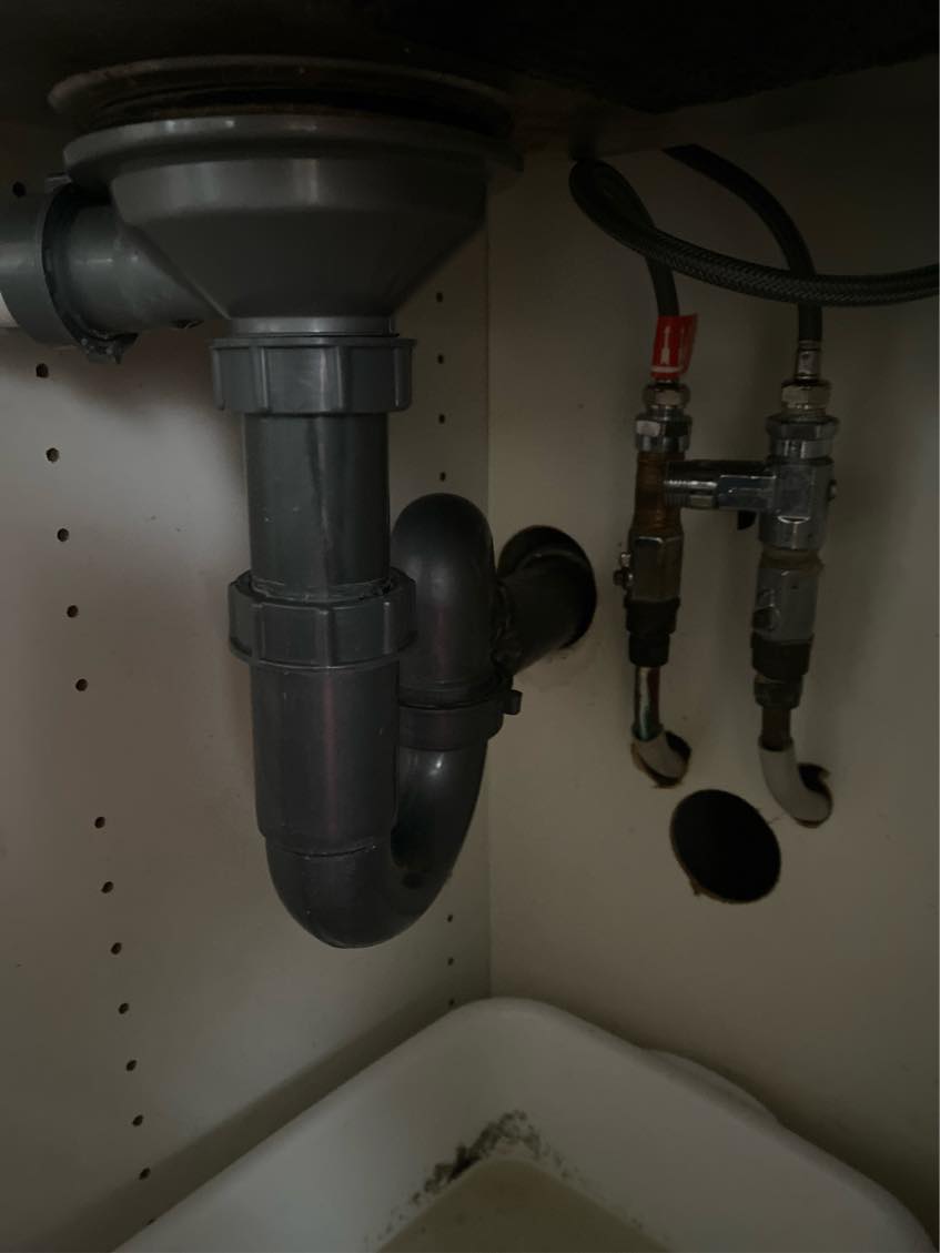 VVS - en vask og et armatur der drypper