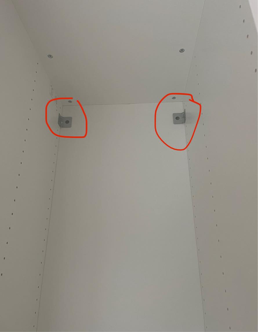 Ophængning af 2x gardinerstænger og 6 skruer til klædeskab