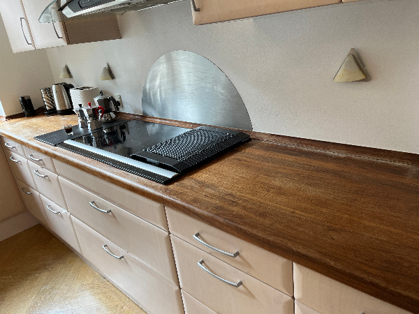 Slebet og lakeret køkkenbordplader