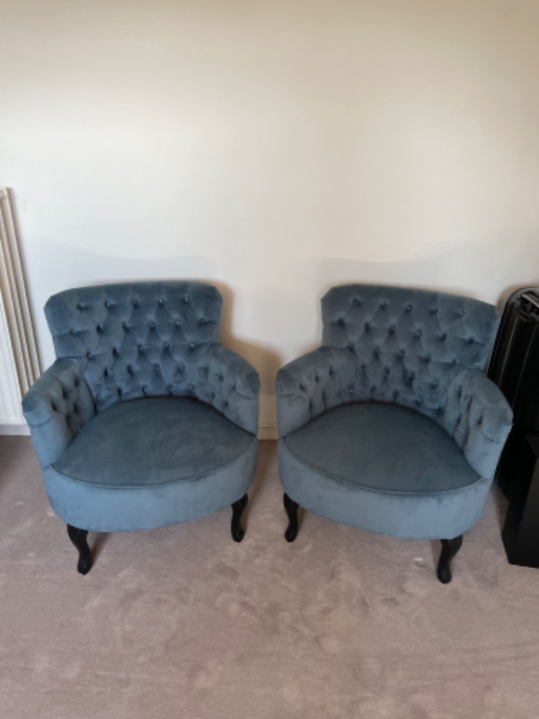 Sofaer og skænk flyttes