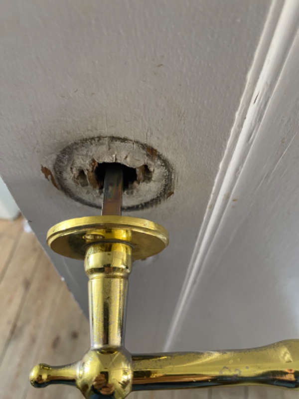 Fastgørelse af løse dørhåndtag