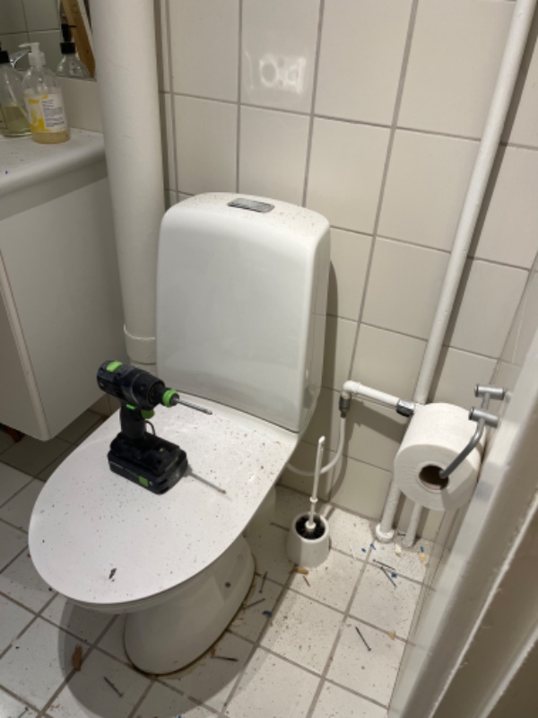 Udskiftning af toilet til hængetoilet