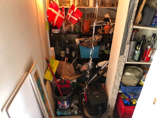 Skal have ryddet skur og trapperum for affald