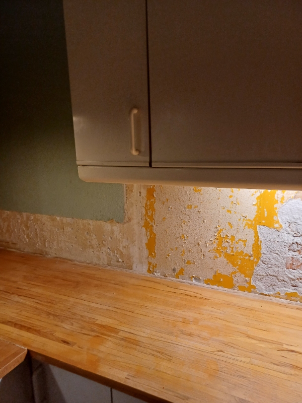 Vi ønsker pudsning af væg efter nedtagning af fliser mellem køkkenbord og  overskabe.