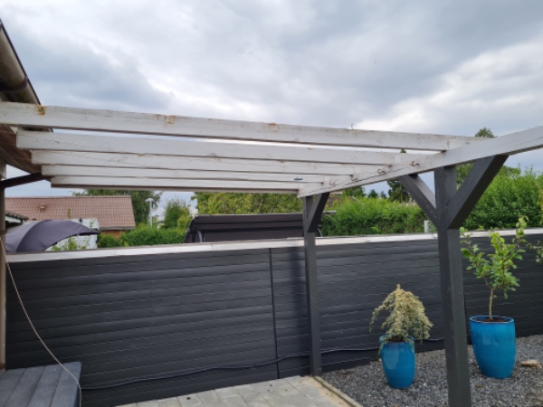 Nedtagning af bjælker udendørs fra tidligere overdækket terrasse