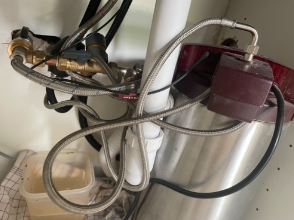 Utæt afløb under køkkenvask