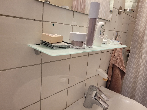 Rensning af vandlås og afløb samt opsætning af hylde på badevær.