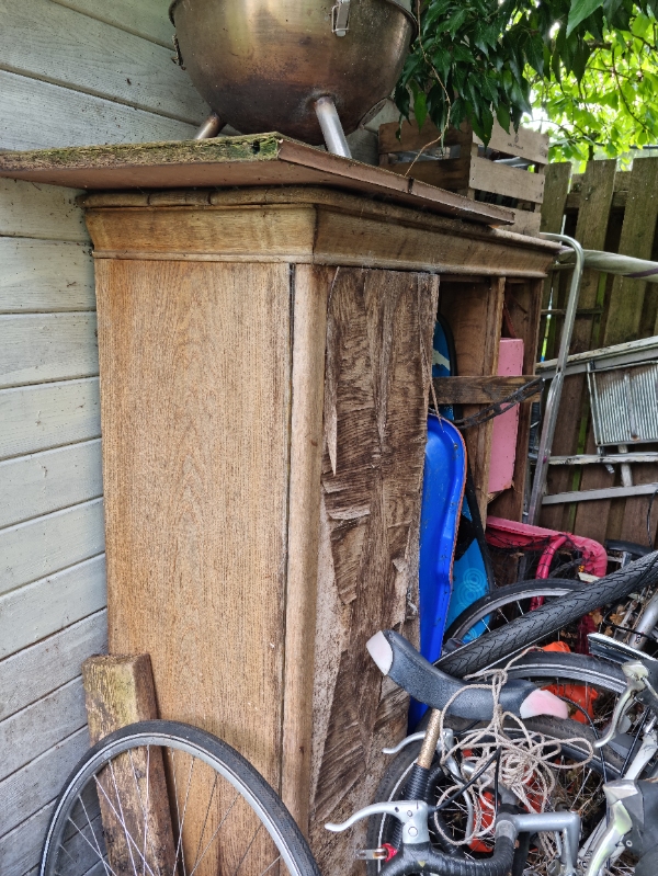 Skab mm bæres ud fra have og bortskaffes