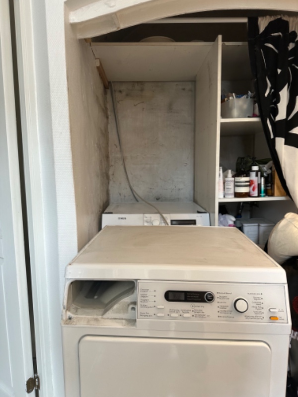 Løftet en tørretumbler på plads