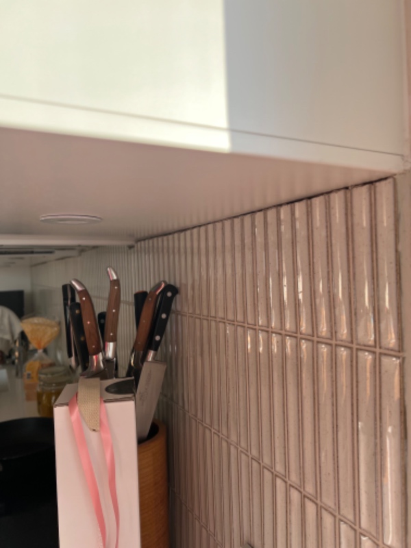 påfør silikone på toppen og bunden af flisevæggen i køkkenet