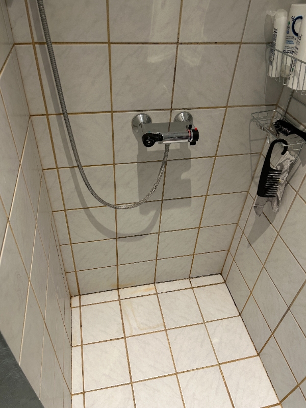 Rengøring og udskiftning af fuge i bruseniche