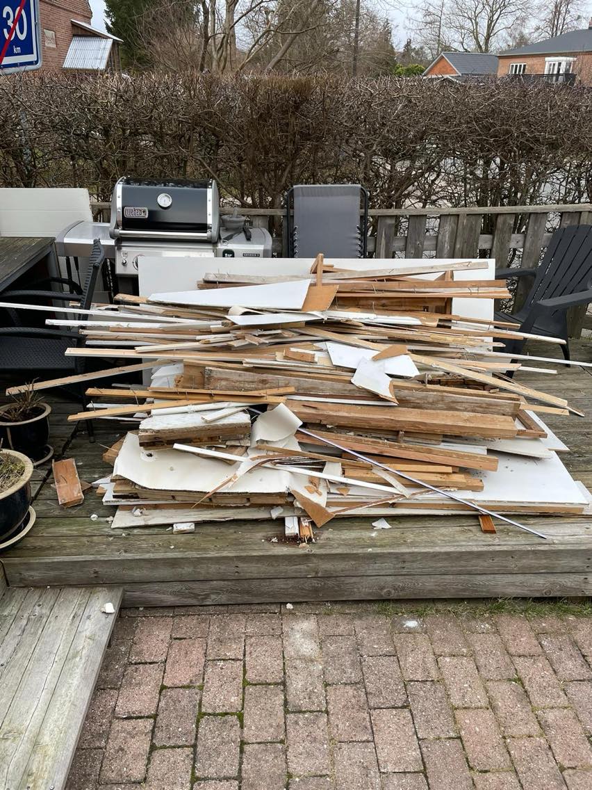 Afhentning af byggemateriale (mest træ)