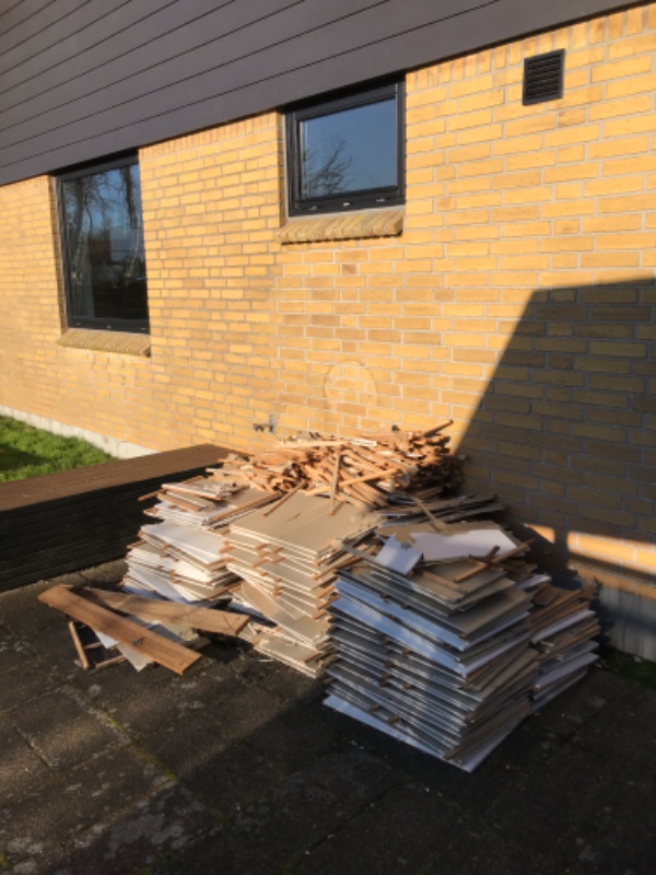 Afhentning af byggeaffald fra nedtagning af lofter (gipsplader) + løvfald