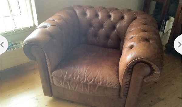 Hentet 2 sofaer, 1 lænestol og er bord