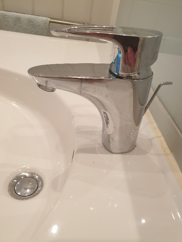 Skiftet et blandingsbatteri på en håndvask