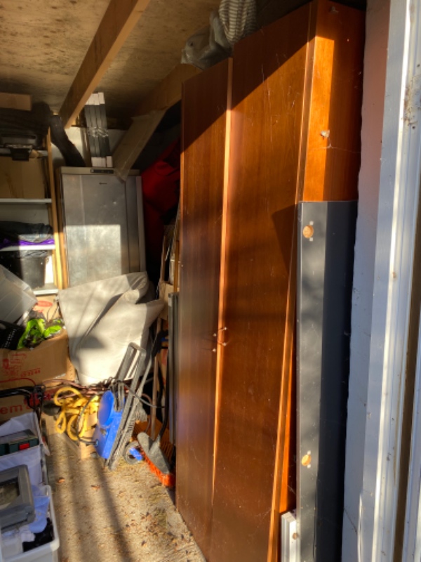 Rydde op i skur og bortkøre affald