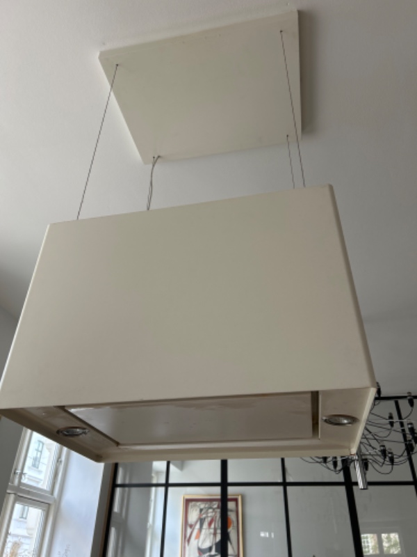 Nedtagning af gammel og Opsætning af ny frithængende emhætte uden aftræk