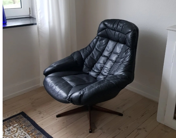 Flytning af et stk lænestol med skammel