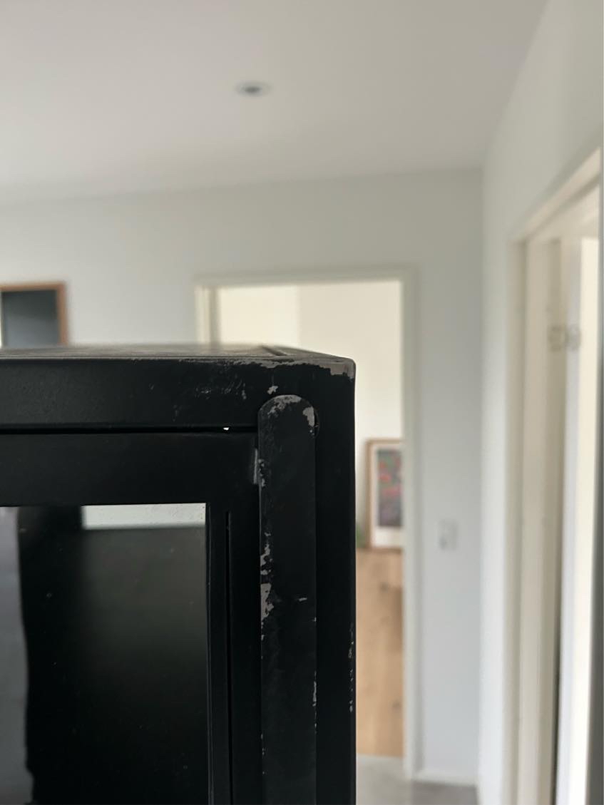 Maling af vitrineskab. Beskadiget under transport