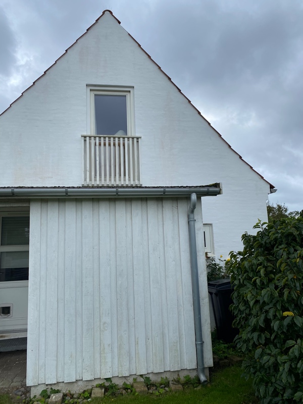 En af mine tagsten er faldet ned og jeg vil gerne have sat den op igen.